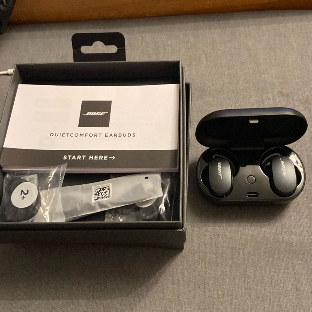 Bose quitcomfort earbuds tried on